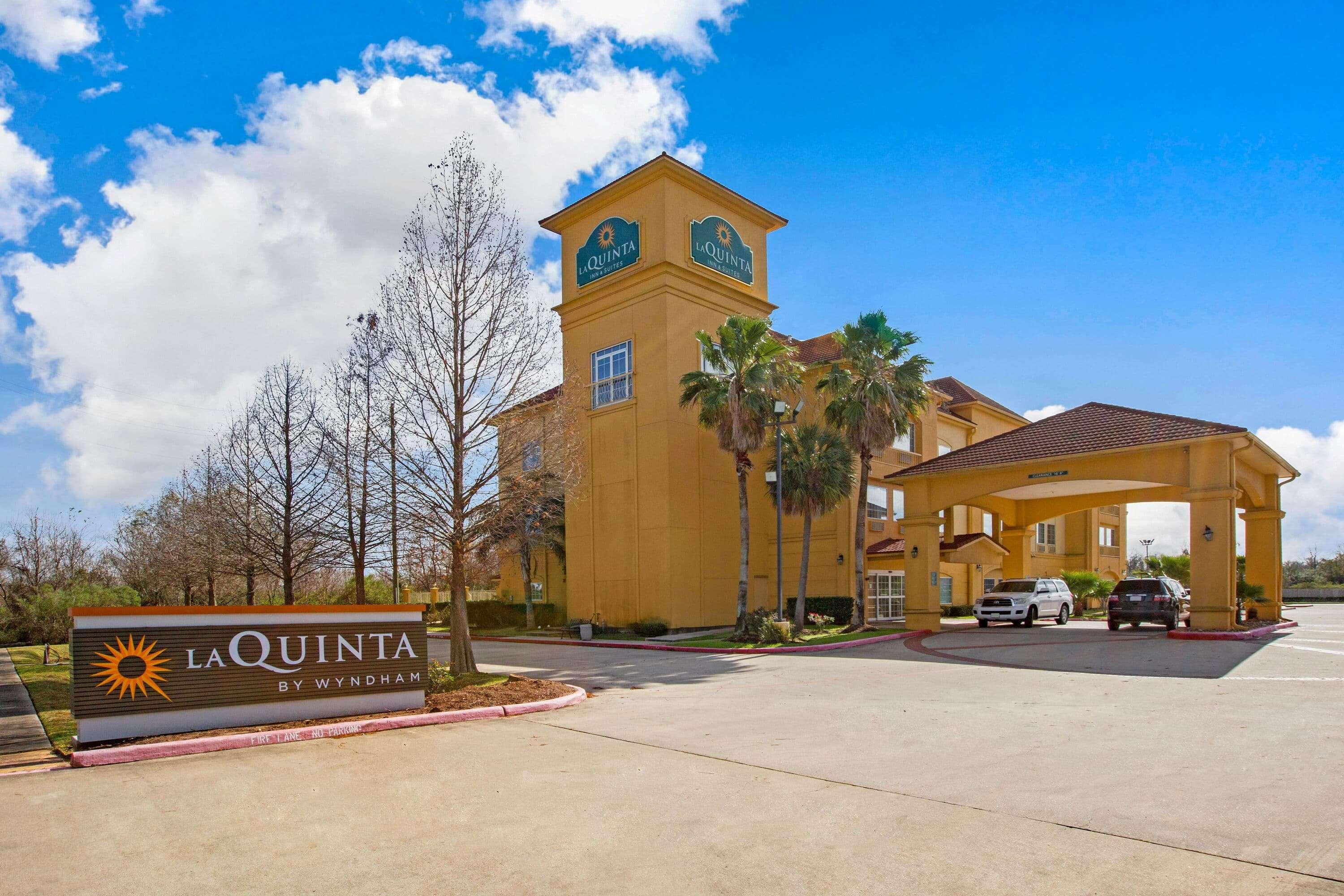 La Quinta By Wyndham Pearland Hotel Exterior photo