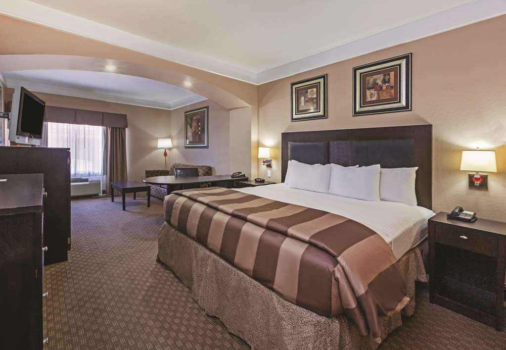 La Quinta By Wyndham Pearland Hotel Room photo
